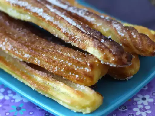 Krispiga churros med socker, perfekta för ett enkelt churros recept.