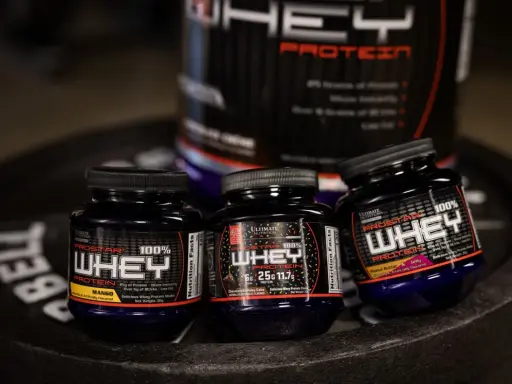 Tre små burkar med proteinpulver, Prostar 100% Whey Protein, i smakerna Mango, Chocolate Birthday Cake och Peanut Butter & Jelly. Dessa naturliga kosttillskott är perfekta för träning.