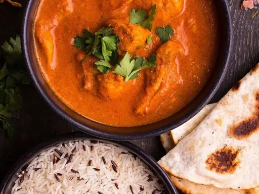 En krämig kycklingrätt med ris och naanbröd. Ett perfekt tikka masala recept för en smakrik middag.