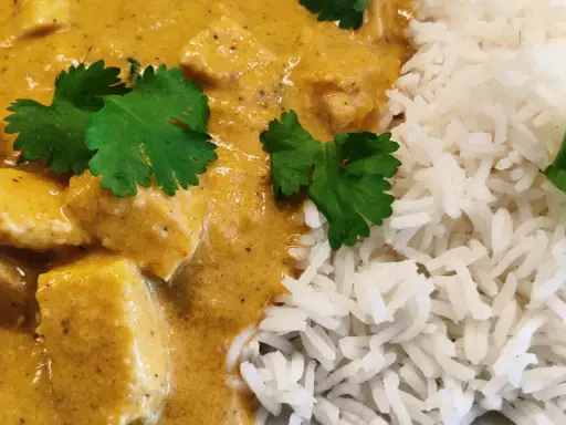 En krämig chicken korma med ris och färsk koriander. En smakrik rätt som passar perfekt för en mysig middag.