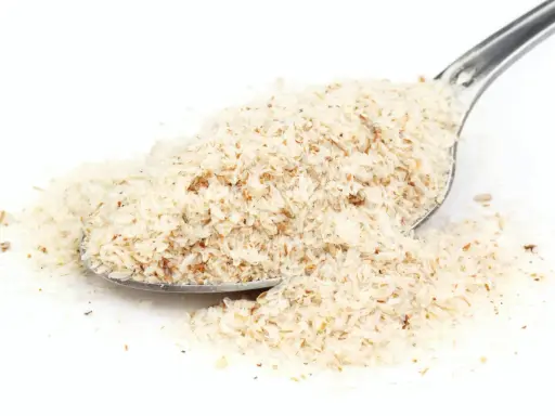 En sked med psylliumfröskal, som kan ge husk biverkningar om det inte tas med tillräckligt med vätska.