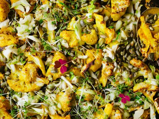 Ugnsrostad blomkål med pumpakärnor och örter, en del av en antiinflammatorisk kost.