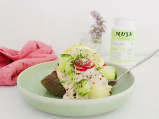 En läcker bakad potatis med krämig topping, gurka, rädisor och citron. En perfekt fodmap-vänlig måltid.