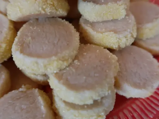 Små, runda kakor med socker runt kanterna. Perfekt för fikat, undrar vad man kan baka mer?