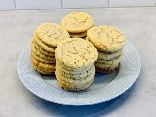 Här är en hög med hembakade kakor, perfekta för ett enkelt kakor recept. De ser så goda ut!