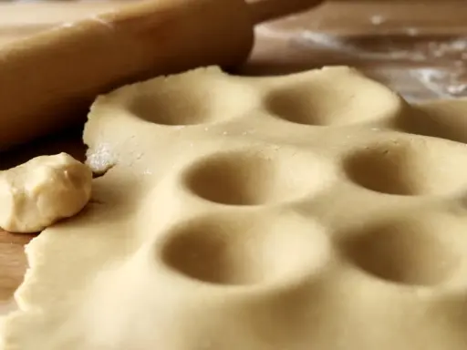 Deggar för mazariner recept. Kavlad deg med fördjupningar och en degbit bredvid en kavel.