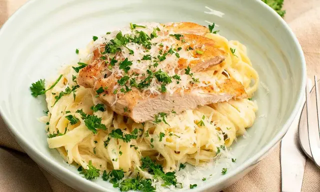 En krämig pasta alfredo med saftig kycklingfilé, toppad med riven parmesan och färsk persilja. En klassiker som alltid smakar gott.