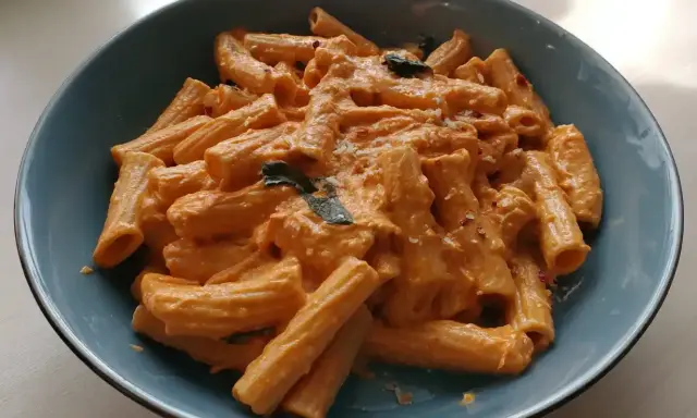 En skål med krämig vodka pasta, toppad med chiliflakes och färska örter. En riktig klassiker!
