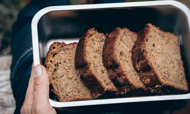 Skivor av saftig banankaka i en metallåda, perfekt för utflykten. Ett enkelt banankaka recept som alla kan lyckas med.