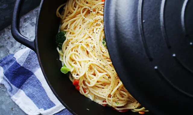 Enkel och god one pot pasta med broccoli och paprika i en gjutjärnsgryta.