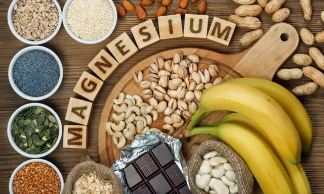 Magnesiumrika livsmedel som nötter, frön, bananer och mörk choklad kan hjälpa till att förebygga magnesiumbrist.