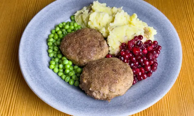 Två Wallenbergare med potatismos, gröna ärtor och rårörda lingon. Ett klassiskt svenskt recept som passar alla.