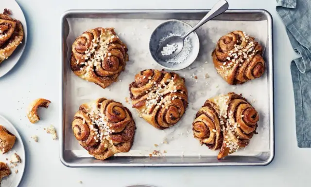 Färska kanelbullar med pärlsocker, redo att avnjutas. Ett perfekt vaniljbullar recept för fikat.
