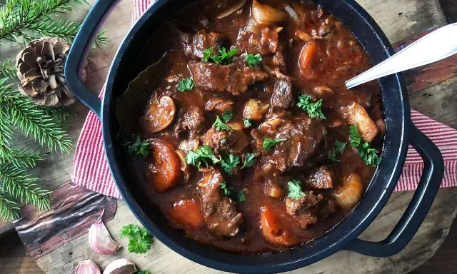 En mustig gryta med mört kött, rotfrukter och örter. Ett perfekt gryta recept för kalla dagar.