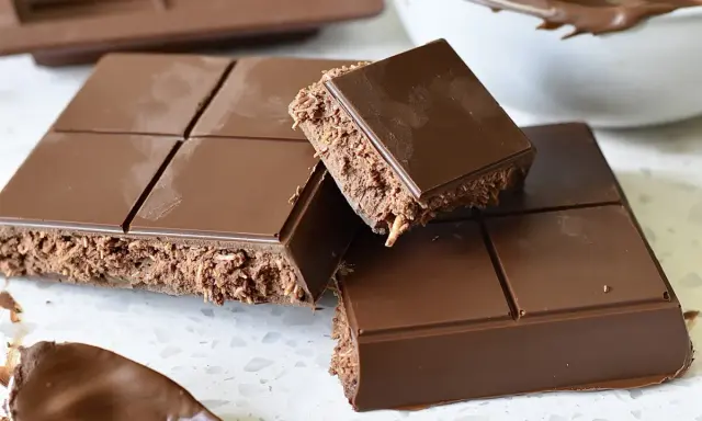 En fransk chokladtårta med krispig fyllning av kokos och choklad. En bit är uppbruten och visar den läckra insidan.