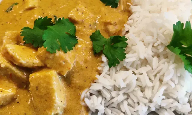 En krämig chicken korma med ris och färsk koriander. En smakrik rätt som passar perfekt för en mysig middag.