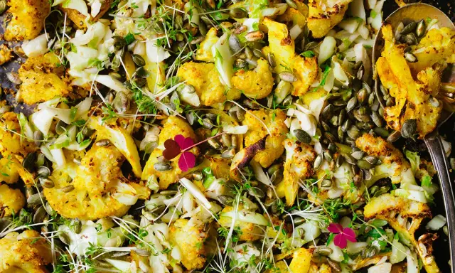 Ugnsrostad blomkål med pumpakärnor och örter, en del av en antiinflammatorisk kost.