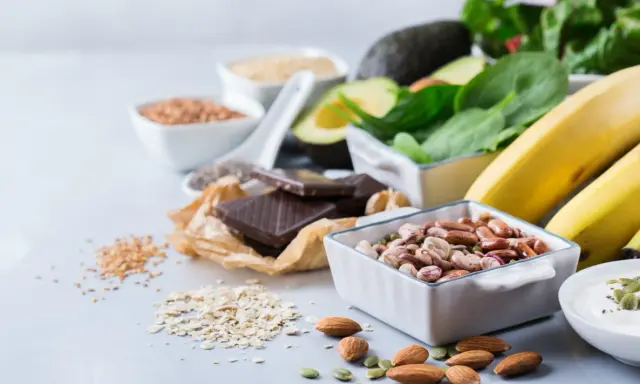 Bönor, nötter, bananer och mörk choklad – livsmedel rika på magnesium som kan hjälpa mot muskelryckningar vid magnesiumbrist.