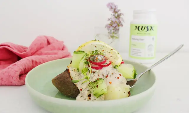 En läcker bakad potatis med krämig topping, gurka, rädisor och citron. En perfekt fodmap-vänlig måltid.