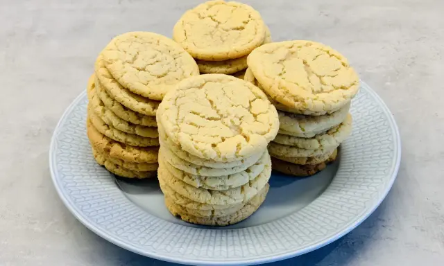 Här är en hög med hembakade kakor, perfekta för ett enkelt kakor recept. De ser så goda ut!