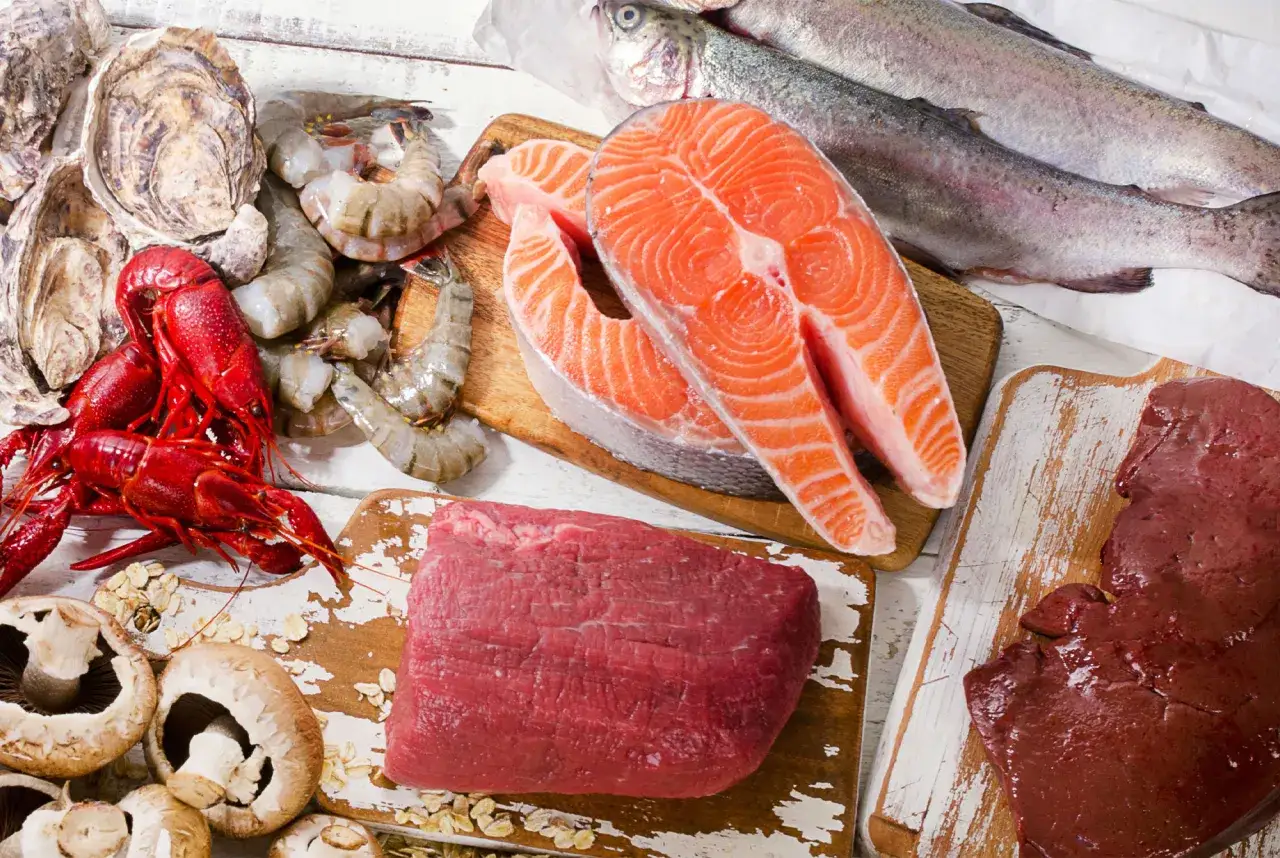 En mångfald av livsmedel rika på vitamin B12: ostron, räkor, kräftor, lax, hel fisk, nötkött och lever.