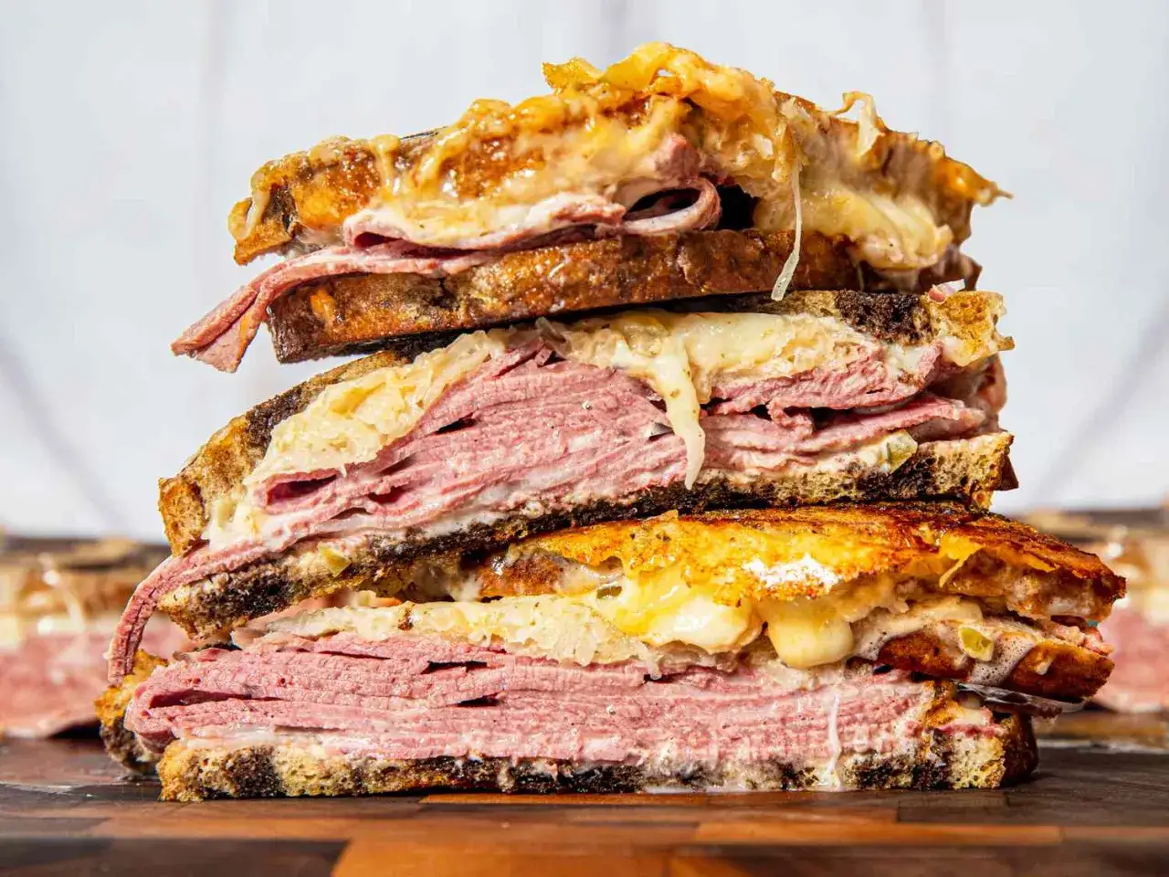 En h&ouml;g med saftiga reuben sandwiches, fyllda med pastrami, surk&aring;l och sm&auml;lt ost.