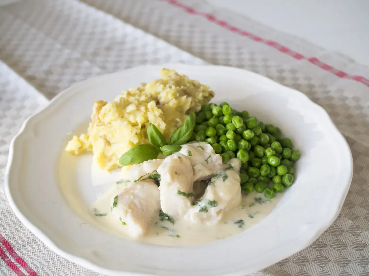 En klassisk havets wallenbergare med kr&auml;mig s&aring;s, &auml;rtor och potatismos. En riktig svensk favorit!