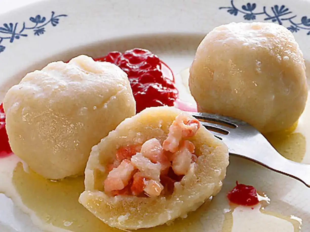 Pitepalt med r&auml;kfyllning, serverad med lingonsylt och sm&auml;lt sm&ouml;r. Ett klassiskt pitepalt recept.