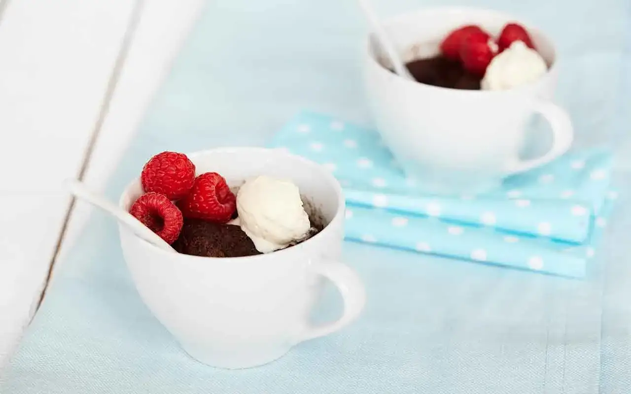 Tv&aring; mug cakes med choklad, hallon och vaniljglass. En perfekt efterr&auml;tt f&ouml;r en mysig fikastund.
