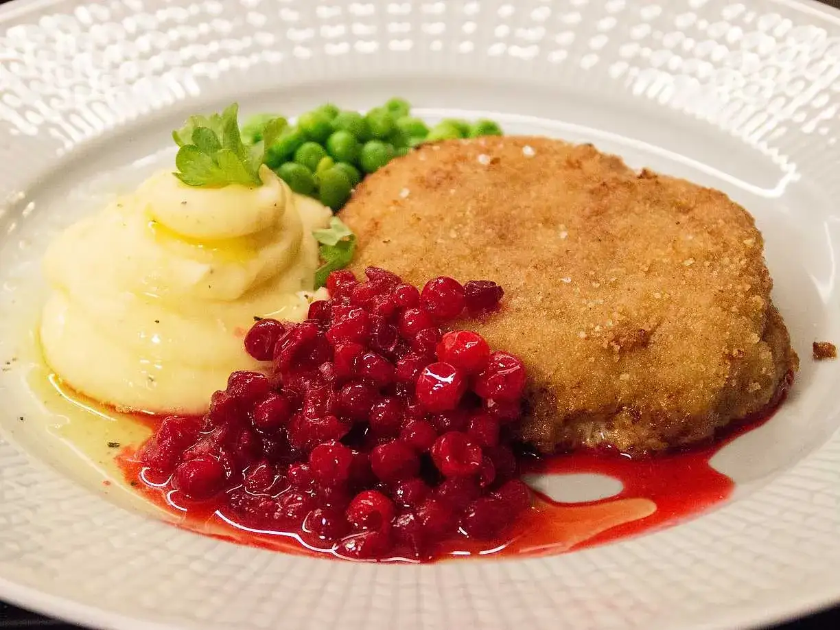 En klassisk Wallenbergare med potatismos, lingon och gr&ouml;na &auml;rtor. Ett uts&ouml;kt recept som passar perfekt f&ouml;r en fin middag.