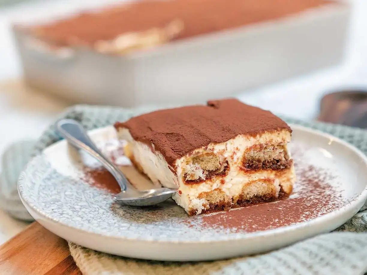 En bit kr&auml;mig tiramisu med kex och kakao, redo att avnjutas. Ett perfekt tiramisu recept f&ouml;r alla tillf&auml;llen.