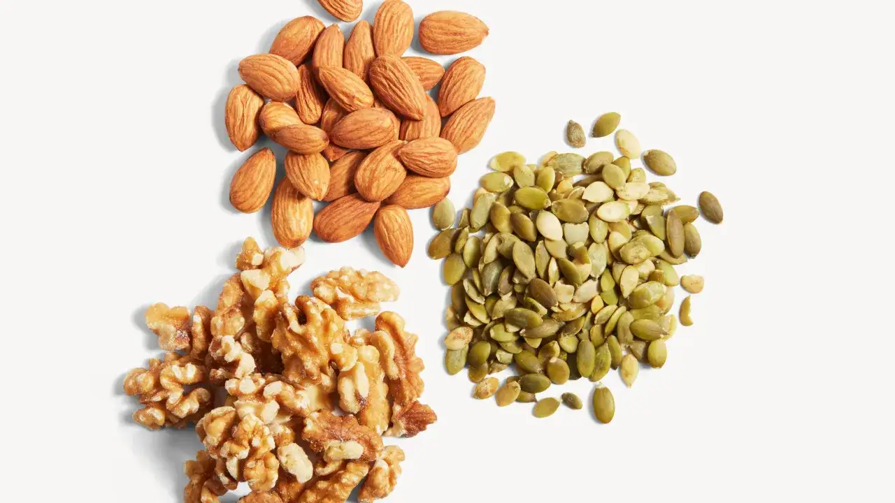 En h&ouml;g med mandlar, valn&ouml;tter och pumpafr&ouml;n. Dessa n&ouml;tter och fr&ouml;n &auml;r utm&auml;rkta k&auml;llor till mat och magnesium.