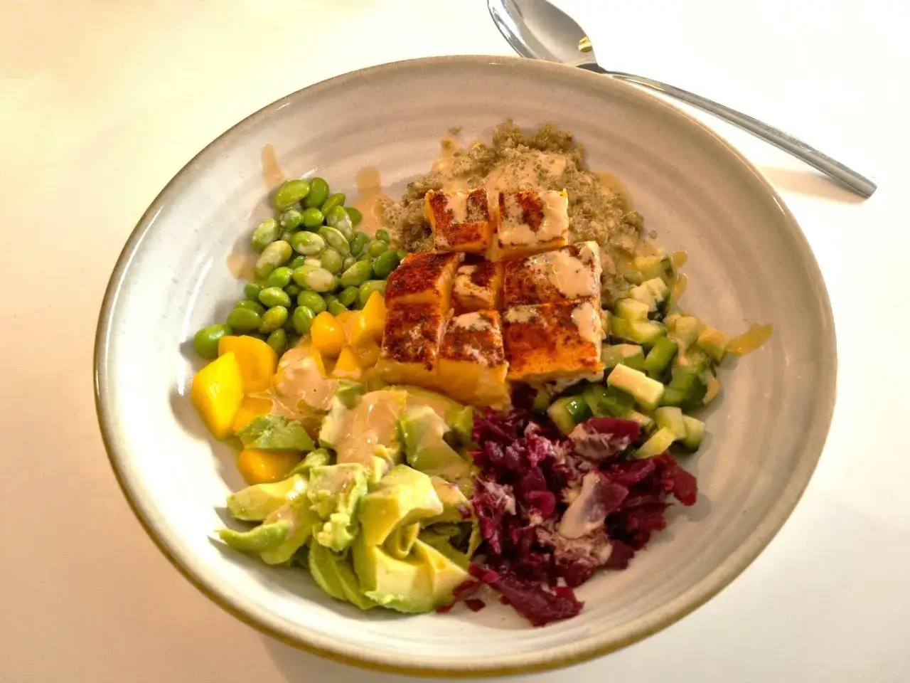 Enkel lunch med laxbitar, quinoa, edamameb&ouml;nor, mango, avokado och r&ouml;dbetor. En fr&auml;sch och m&auml;ttande m&aring;ltid.