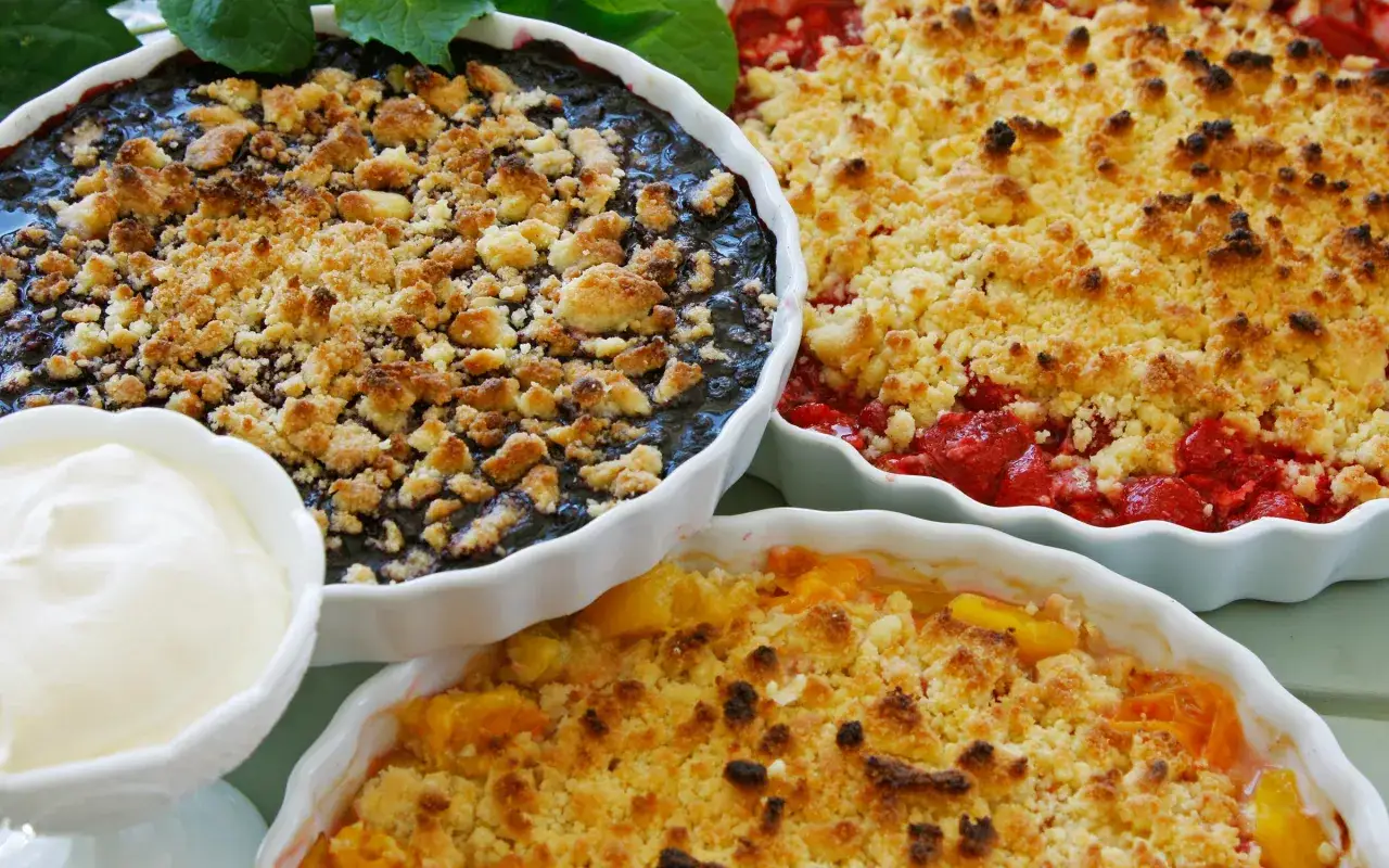 Tre läckra smulpajer: blåbär, jordgubb och persika. Perfekt för ett sommarfika eller när du vill ha ett enkelt smulpaj recept.