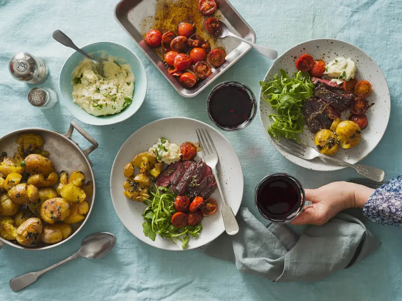 En h&auml;rlig middag med ryggbiff, potatis, tomater och en kr&auml;mig potatispur&eacute;. Ett perfekt ryggbiff recept f&ouml;r en fin kv&auml;ll.