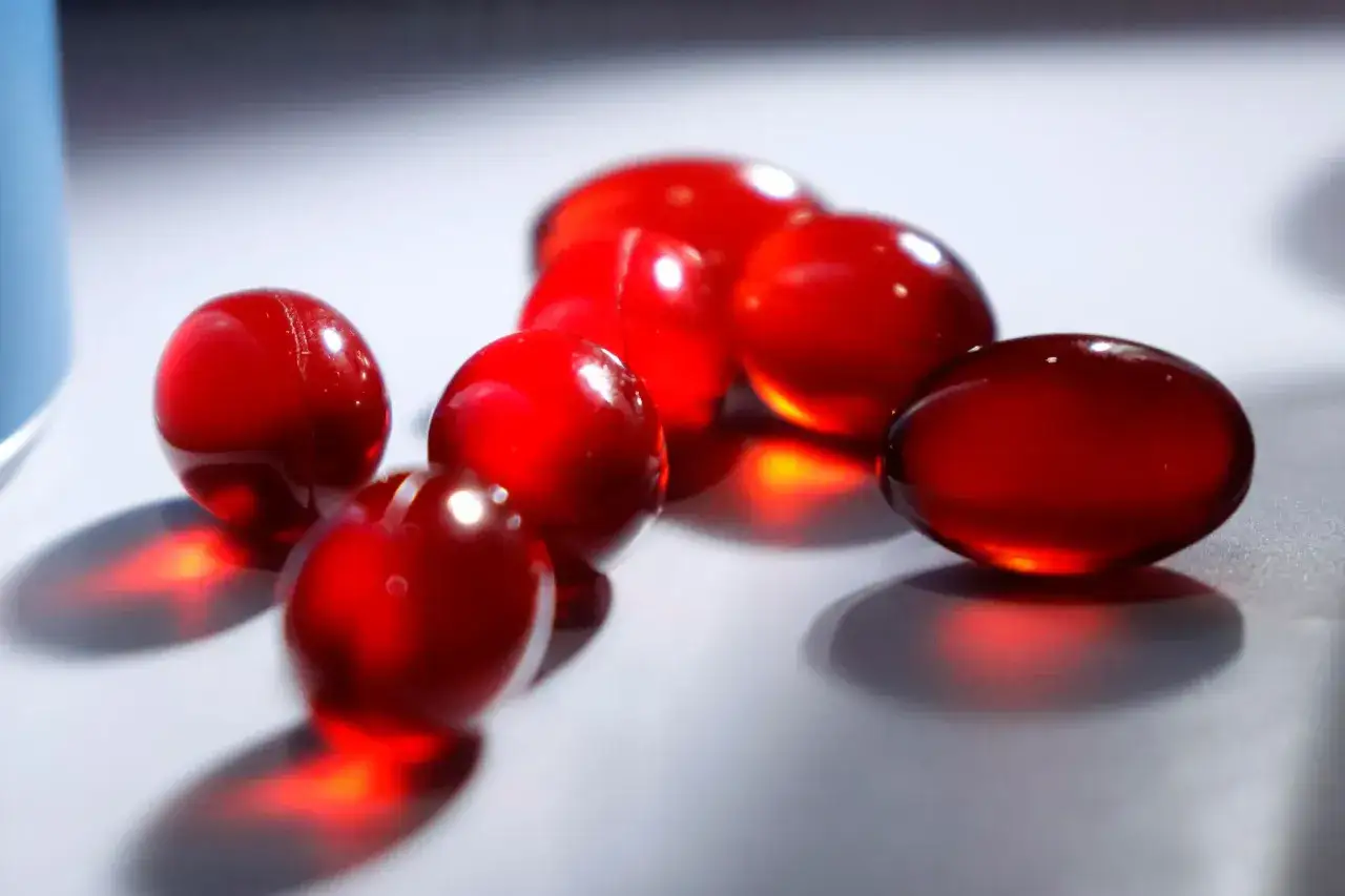 R&ouml;da kapslar med astaxanthin. Vissa undrar &ouml;ver astaxanthin biverkningar, men dessa ser ofarliga ut.