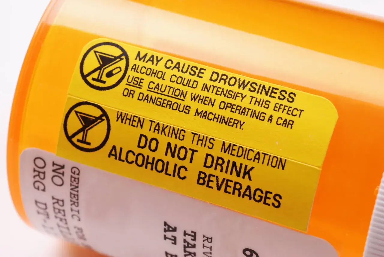 Varning p&aring; medicinburk: Undvik alkohol vid amoxicillinbehandling. Kan orsaka d&aring;sighet.