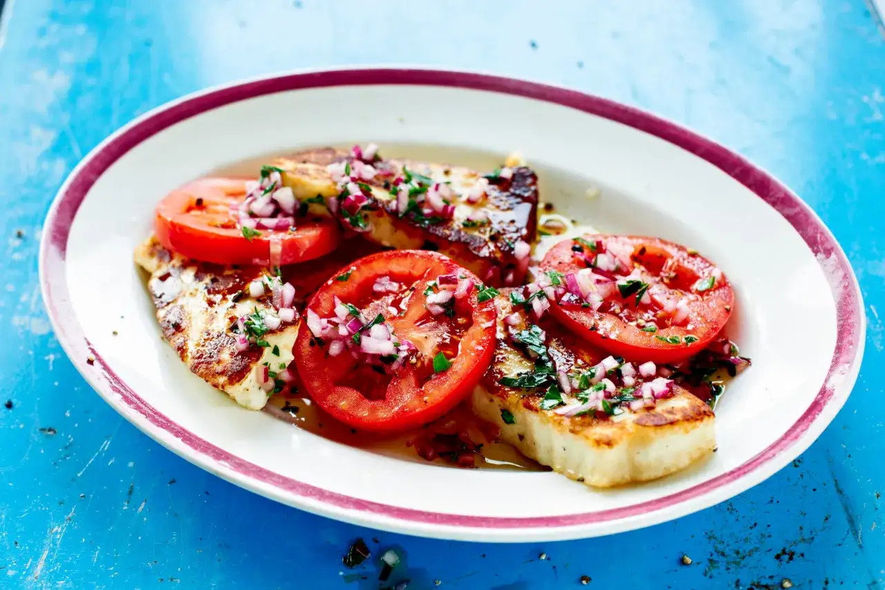 Grillad halloumi med tomater och r&ouml;dl&ouml;k, ett enkelt och gott halloumi recept.
