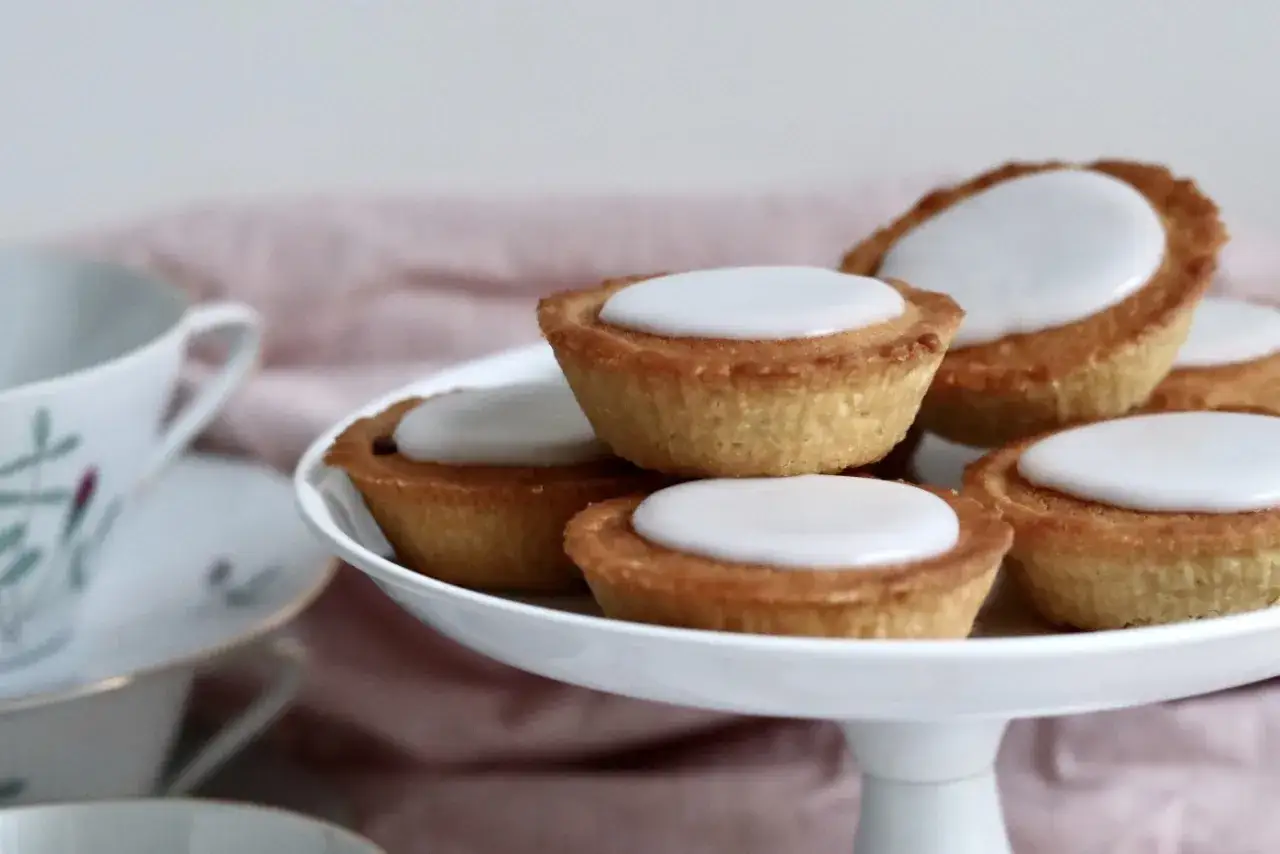 En vit t&aring;rtfat med flera mazariner med vit glasyr. Perfekt f&ouml;r fika, kanske med ett mazariner recept.