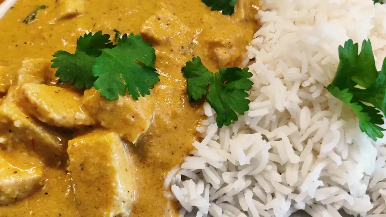 En krämig chicken korma med ris och färsk koriander. En smakrik rätt som passar perfekt för en mysig middag.