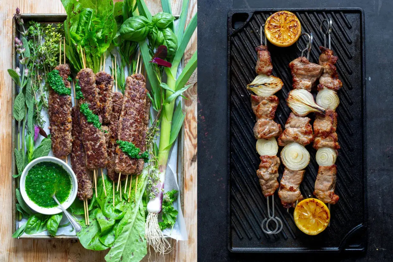K&ouml;ttspett med &ouml;rts&aring;s och grillade spett med l&ouml;k och citron. Ett perfekt gyros recept f&ouml;r sommaren.