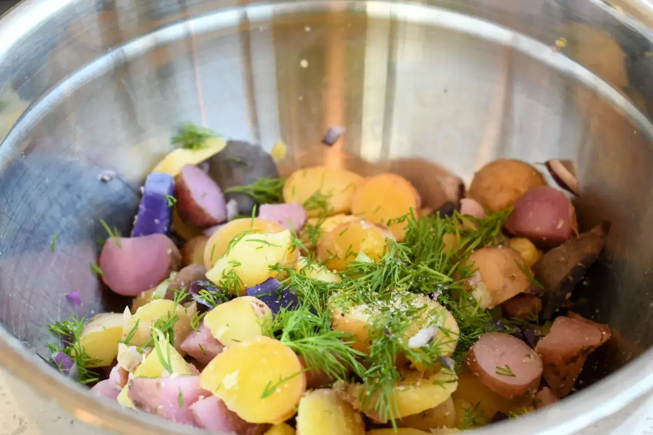 En sk&aring;l med blandade potatisar, inklusive gula, r&ouml;da och lila sorter, toppade med f&auml;rsk dill. Enkelhet och goda potatis fibrer.