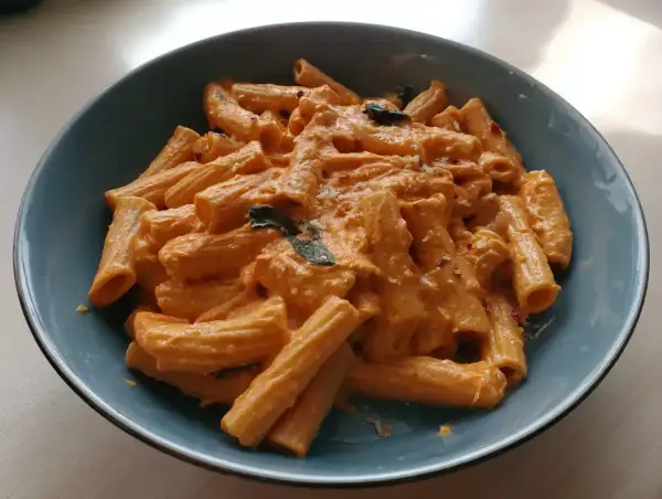 En skål med krämig vodka pasta, toppad med chiliflakes och färska örter. En riktig klassiker!