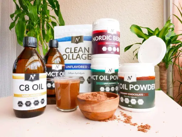 Flera produkter för en hälsosam livsstil, inklusive C8 MCT-olja, kollagen och MCT-oljepulver i smakerna Nordic Berry och Creamy Chocolate.