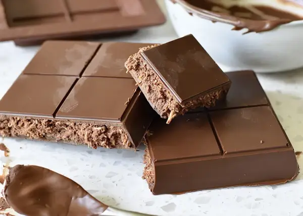 En fransk chokladtårta med krispig fyllning av kokos och choklad. En bit är uppbruten och visar den läckra insidan.